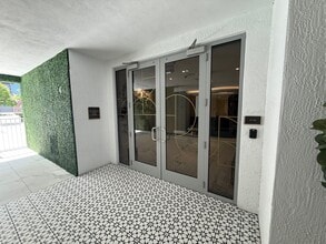 218 NW 8th St, Miami, FL à louer Photo intérieure– Image 2 sur 26