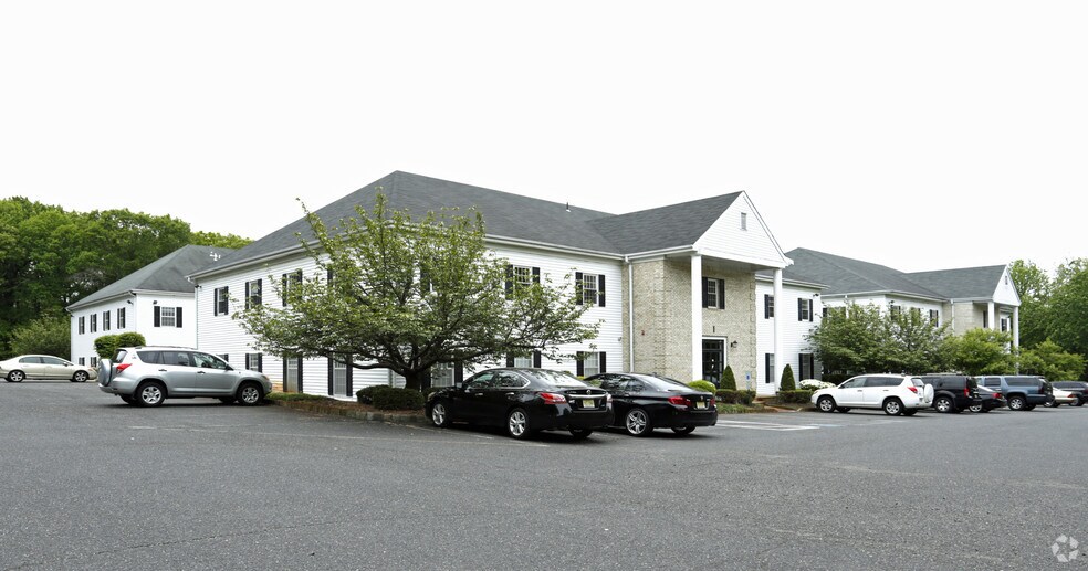 670 N Beers St, Holmdel, NJ à vendre - Photo de l’immeuble – Image 3 sur 25