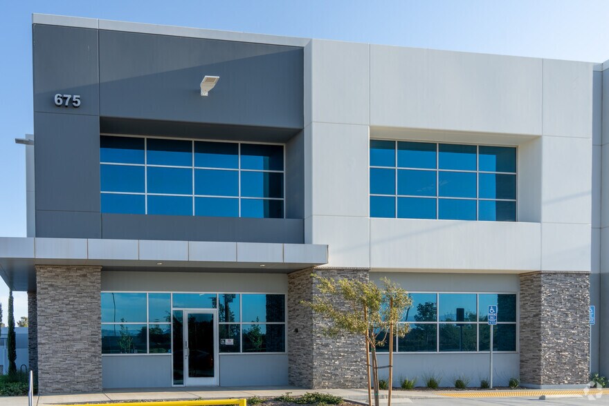 675 W Nance St, Perris, CA à louer - Photo de l’immeuble – Image 3 sur 6