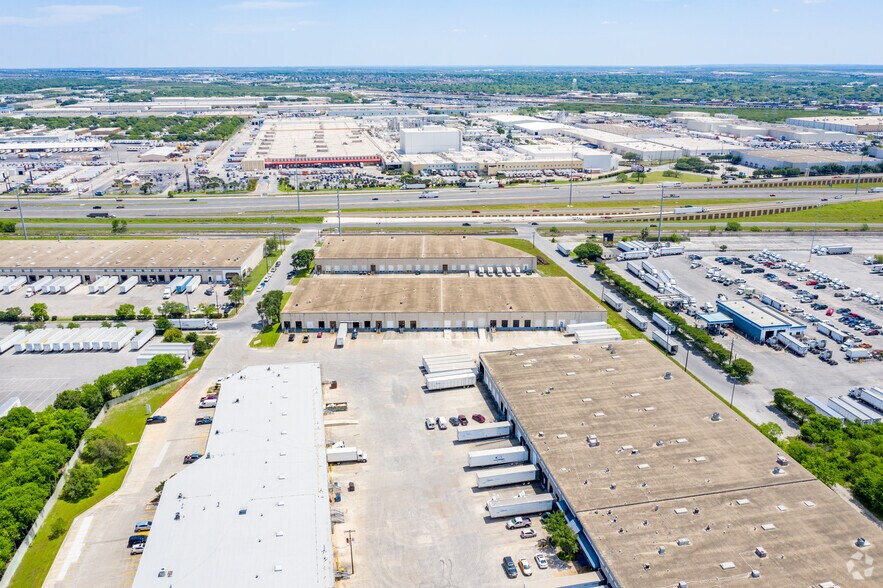 4400-4448 Tejasco, San Antonio, TX à louer - Photo de l’immeuble – Image 3 sur 5