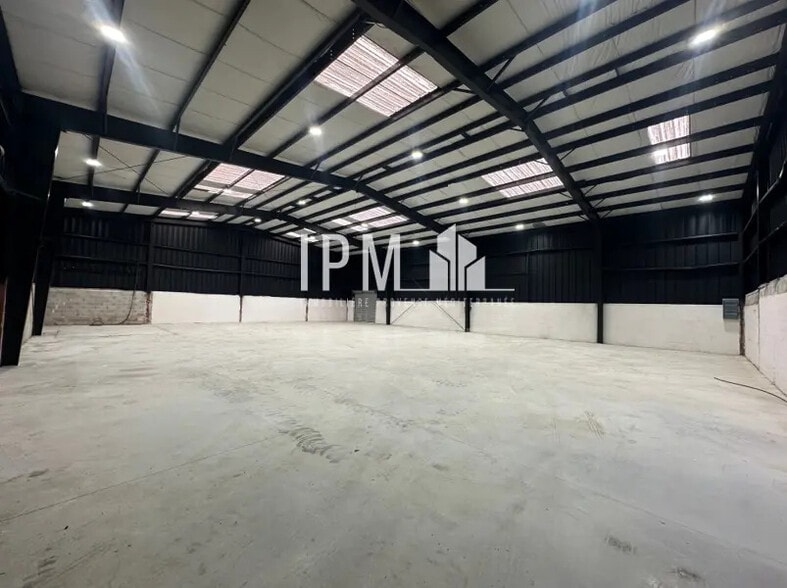 Local d’activités dans Aubagne à louer - Photo de l’immeuble – Image 1 sur 8