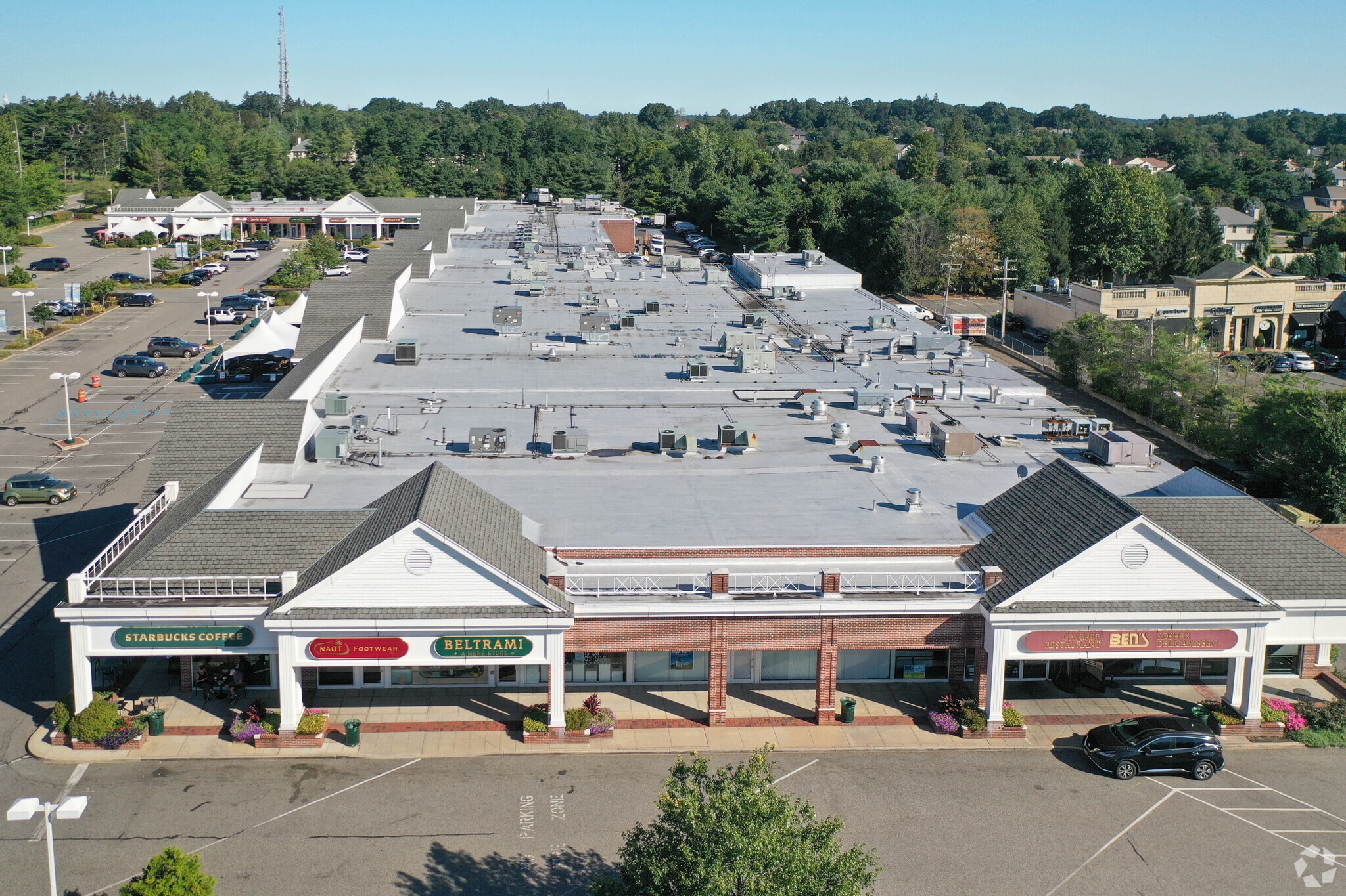 7947 Jericho Tpke, Woodbury, NY à louer Photo principale– Image 1 sur 16