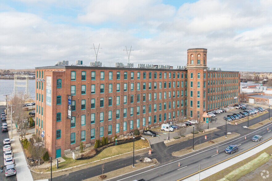 1082 Davol St, Fall River, MA à louer - Photo de l’immeuble – Image 3 sur 22