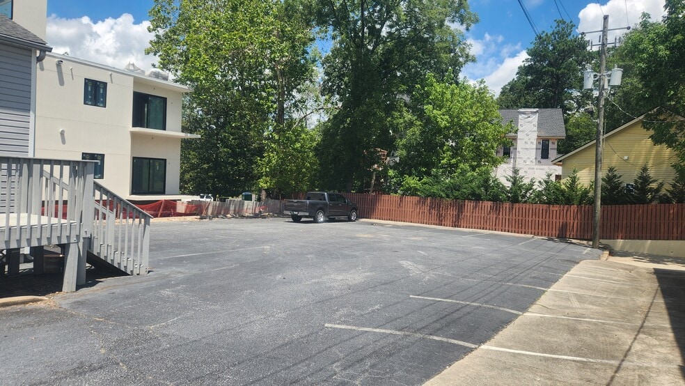 326 Sandy Springs Cir, Atlanta, GA à louer - Photo de l’immeuble – Image 3 sur 4