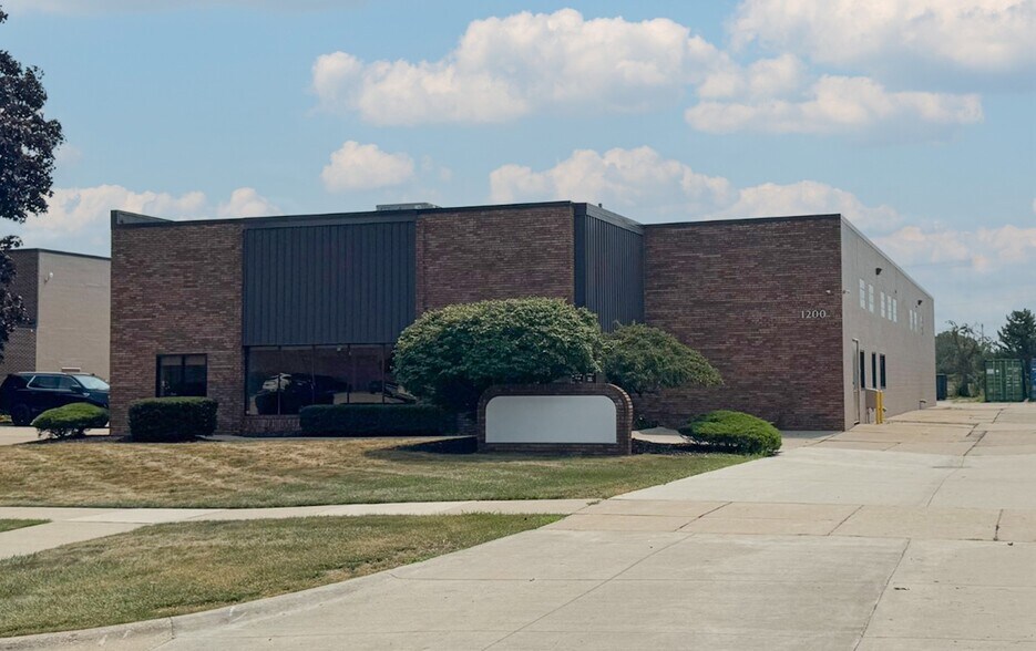 1200 Kempar Ave, Madison Heights, MI à louer - Photo de l’immeuble – Image 2 sur 7
