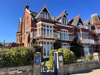 Plus de détails pour 21 Kirkley Cliff Rd, Lowestoft - Santé à vendre