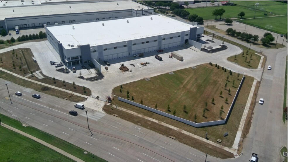 1751 Valley View Ln, Farmers Branch, TX à louer - Photo de l’immeuble – Image 1 sur 12
