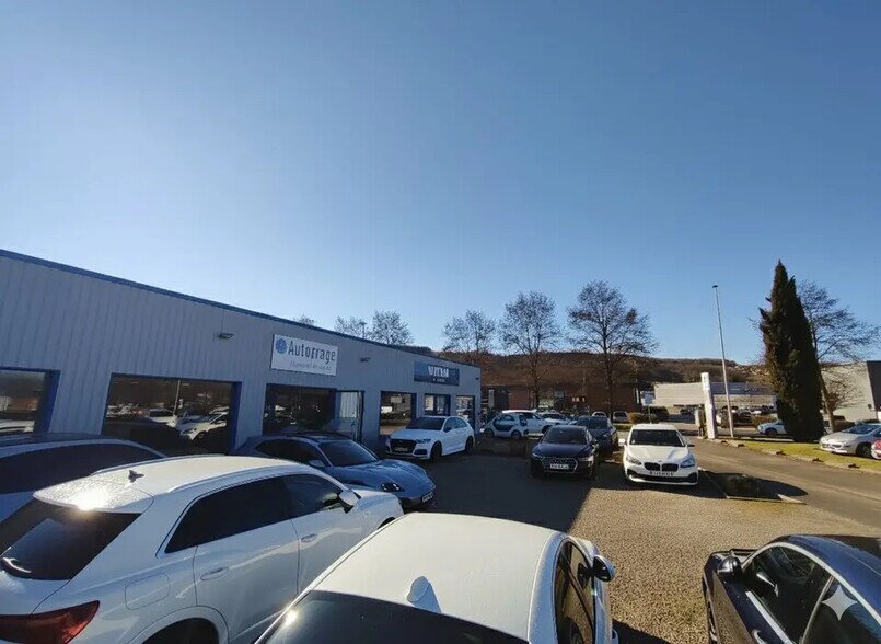 Local commercial dans Bourgoin-Jallieu à louer - Photo de l’immeuble – Image 3 sur 9