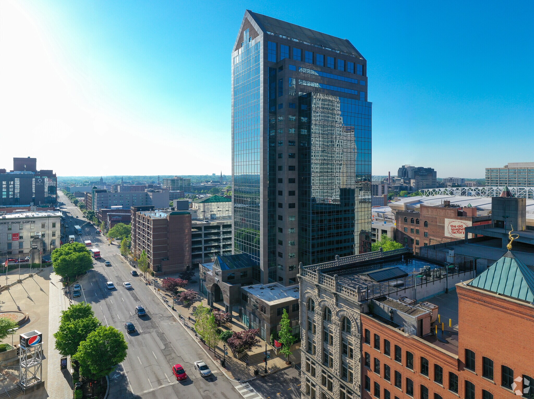 220 W Main St, Louisville, KY à louer Photo principale– Image 1 sur 12