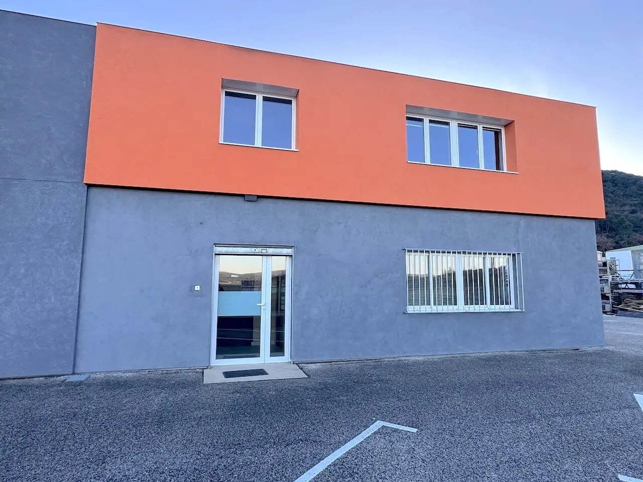 Bureau dans Saint-Maximin-la-Sainte-Baume à louer Photo de l’immeuble– Image 1 sur 9