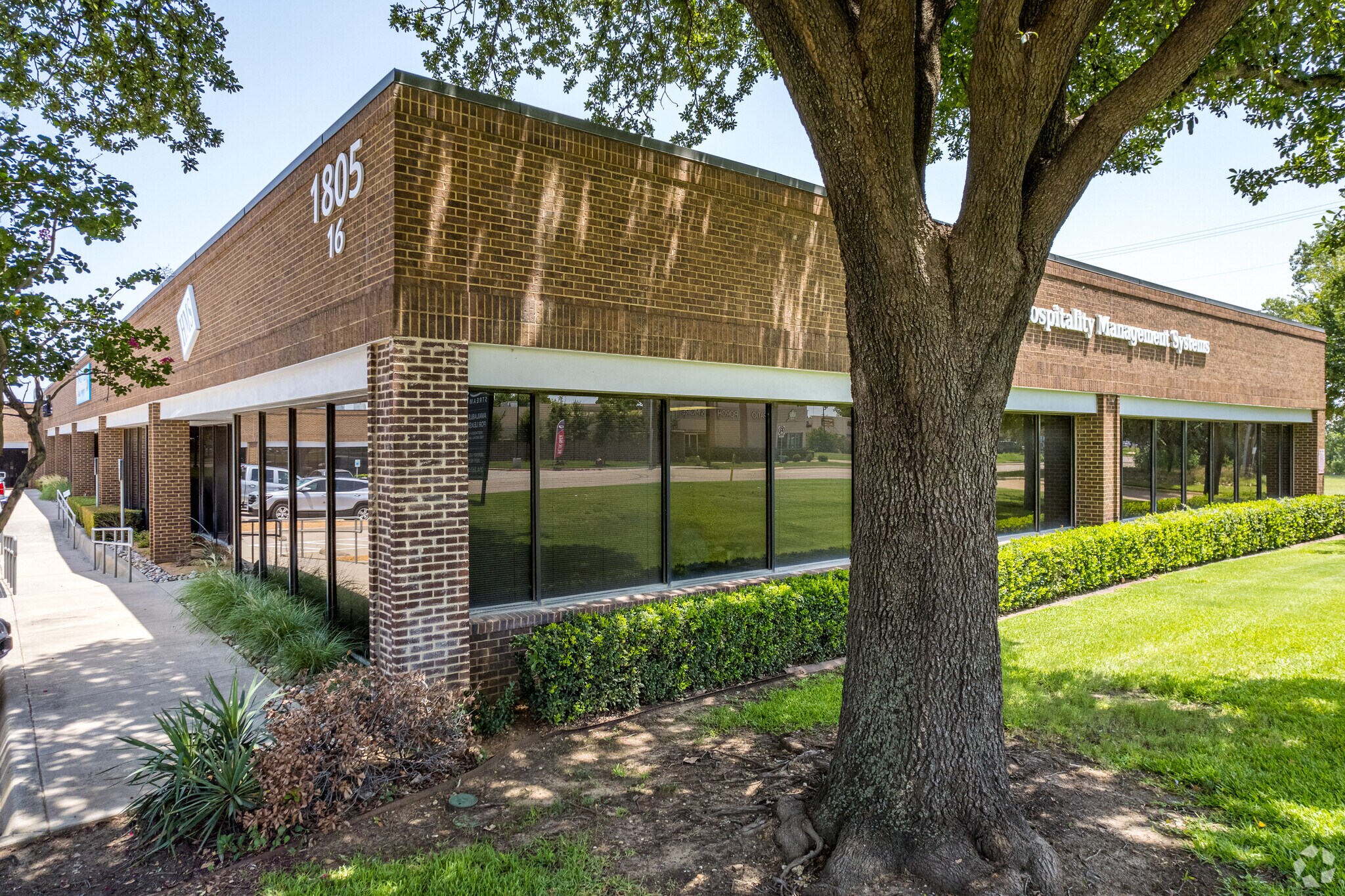 1805 Royal Ln, Dallas, TX à louer Photo principale– Image 1 sur 8