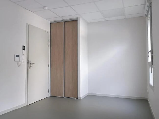 Plus de détails pour 180 Grande Rue, Saint-Jean-le-Vieux - Bureau à louer
