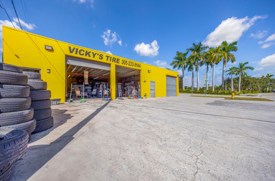 11300 SW 208th Dr, Miami, FL à vendre - Photo de l’immeuble – Image 3 sur 47