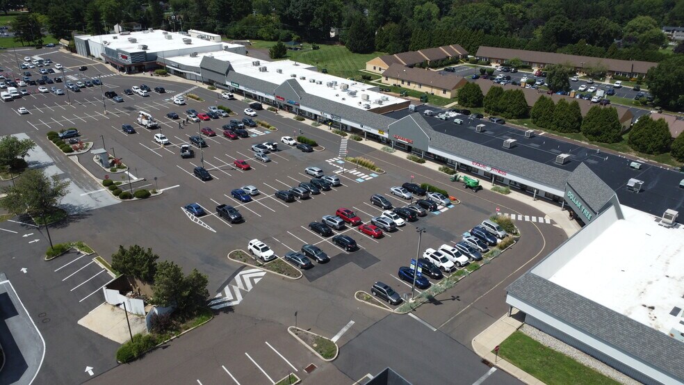 426 Town Ctr, New Britain, PA à louer - Photo de l’immeuble – Image 3 sur 19