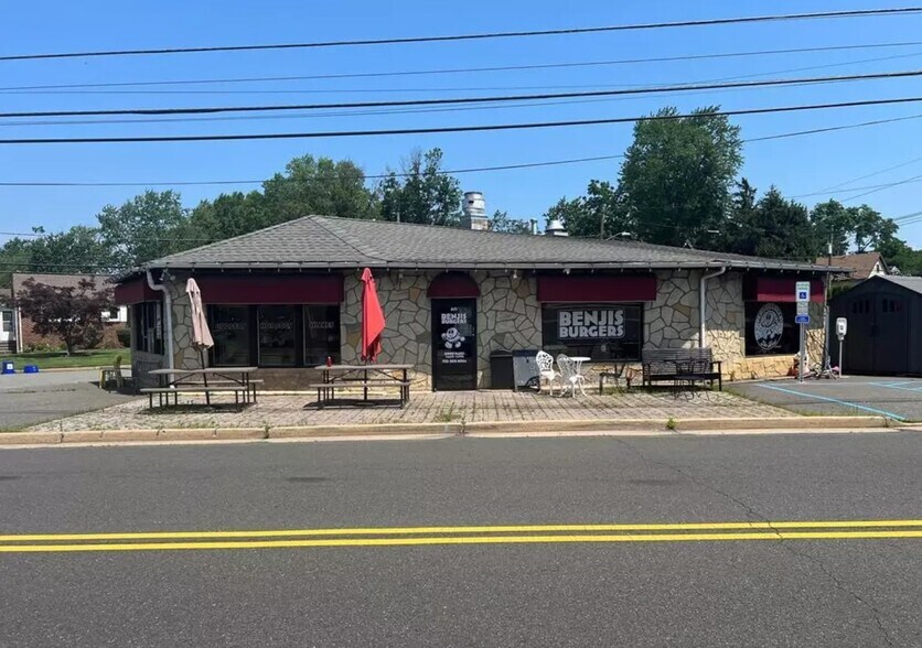671 Harris Ave, Middlesex, NJ à vendre - Photo de l’immeuble – Image 1 sur 1