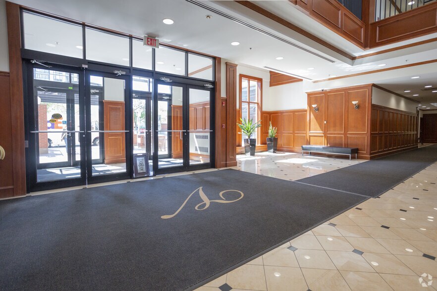 326 11th Ave SW, Calgary, AB à louer - Hall d’entrée – Image 3 sur 20