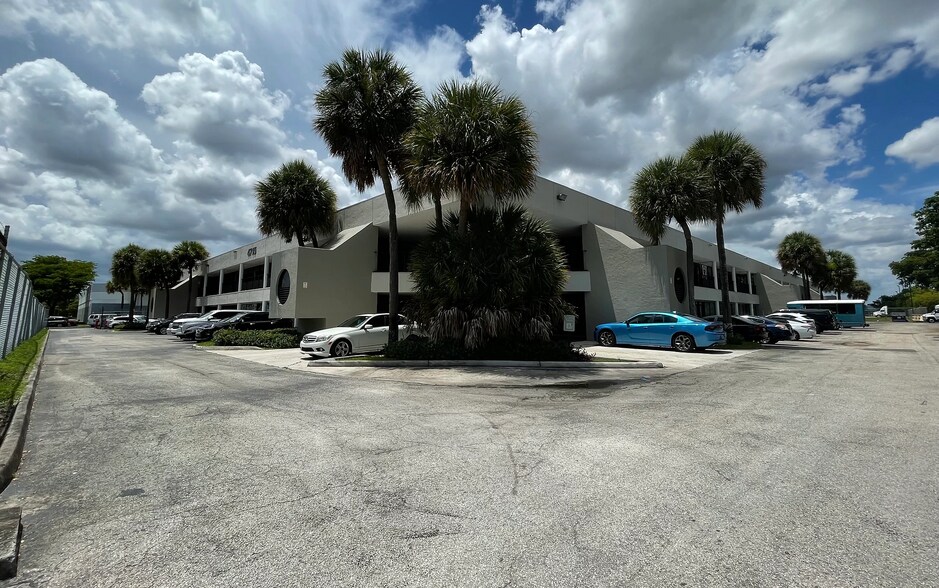 4715 NW 157th St, Hialeah, FL à louer - Photo de l’immeuble – Image 2 sur 8