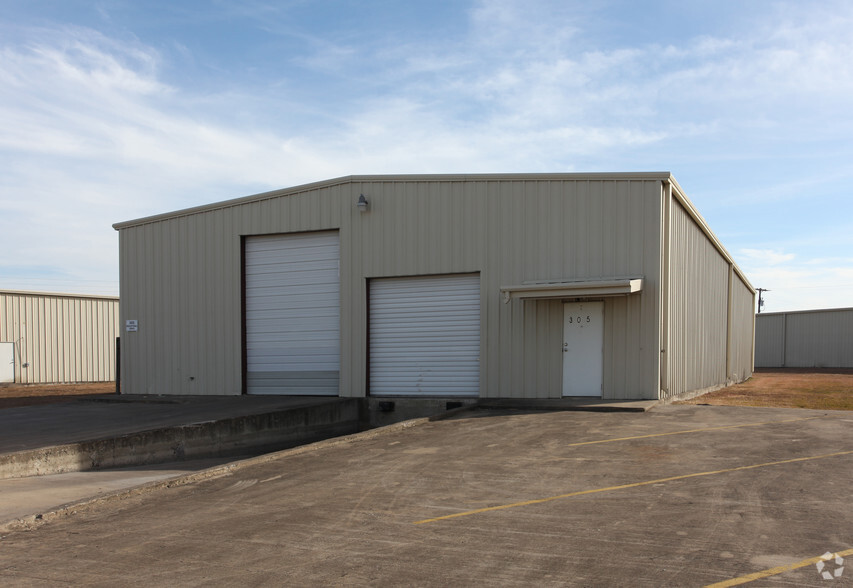 305 Industrial Dr, Forney, TX à louer - Photo principale – Image 1 sur 2