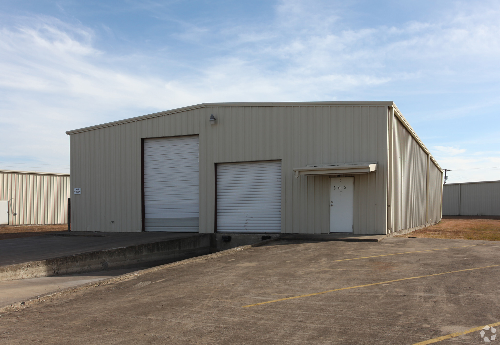 305 Industrial Dr, Forney, TX à louer Photo principale– Image 1 sur 3