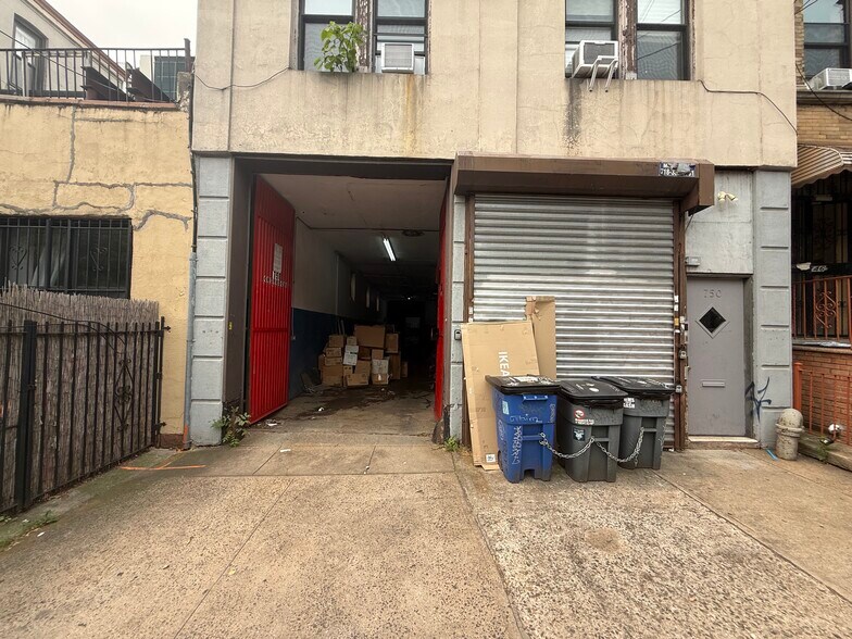 750 Onderdonk Ave, Flushing, NY à louer - Photo de l’immeuble – Image 2 sur 5