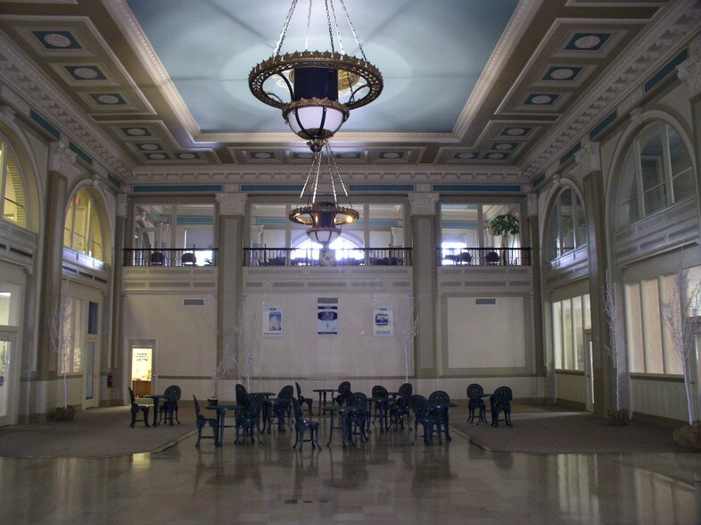 404 N Main St, Oshkosh, WI à louer - Photo de l’immeuble – Image 3 sur 22