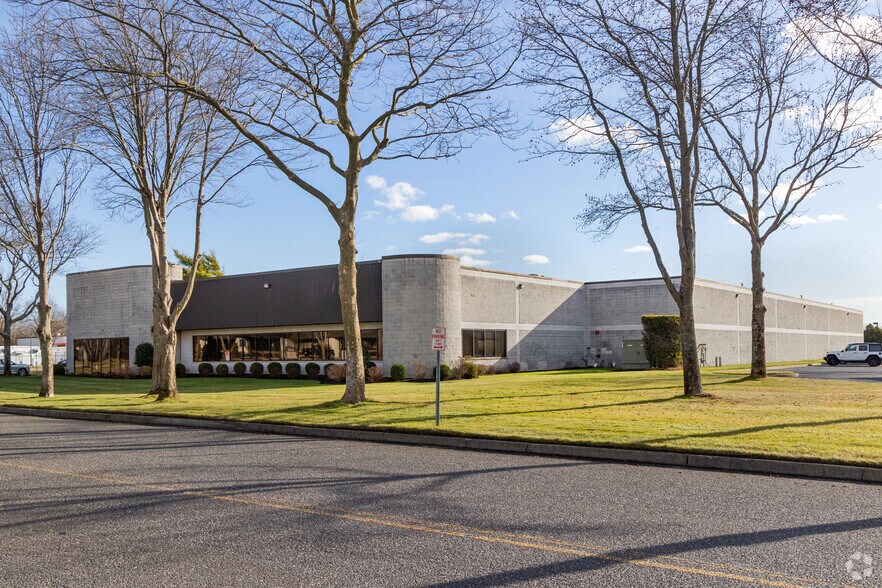 100 Colin Dr, Holbrook, NY à vendre - Photo principale – Image 1 sur 40