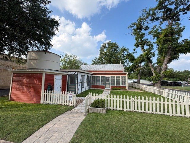 203 E Austin St, Fredericksburg, TX à vendre - Photo de l’immeuble – Image 3 sur 5