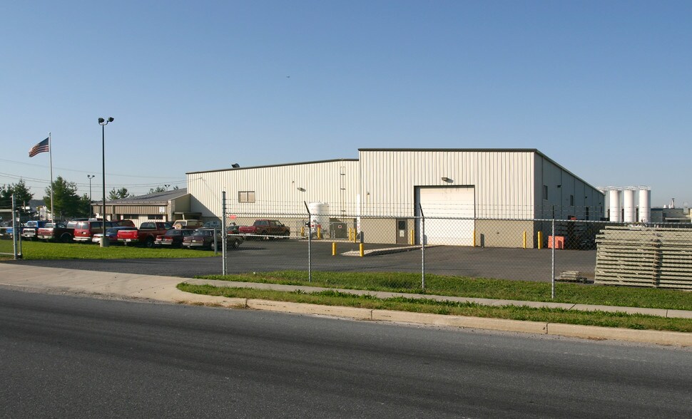 1610 Industrial Dr, Carlisle, PA à louer - Photo principale – Image 1 sur 1