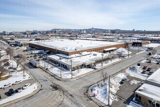 5660 Av Royalmount, Mont-Royal, QC - Vue aérienne  vue de carte