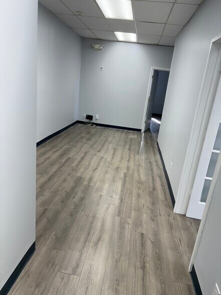 241 Molnar Dr, Elmwood Park, NJ à louer - Photo de l’immeuble – Image 2 sur 24