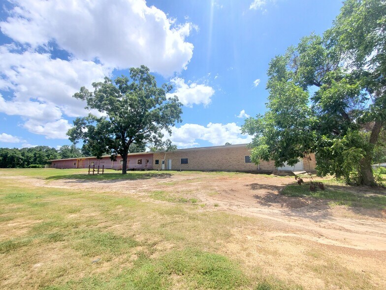14077 N Highway 75, Willis, TX à louer - Photo de l’immeuble – Image 3 sur 16