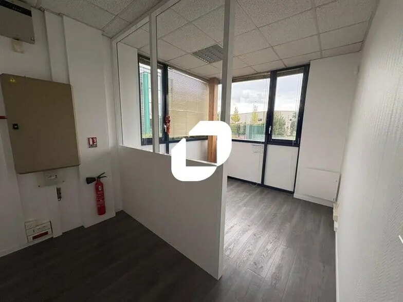 Bureau dans Les Mureaux à louer - Photo de l’immeuble – Image 1 sur 8