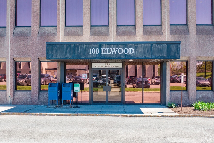 100 Elwood Davis Rd, Syracuse, NY à louer - Photo de l’immeuble – Image 3 sur 5