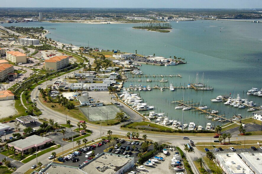 1010 Seaway Dr, Fort Pierce, FL à louer - Photo de l’immeuble – Image 2 sur 9