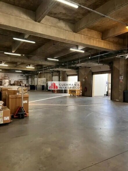 Local d’activités dans Roquemaure à louer - Photo de l’immeuble – Image 3 sur 3
