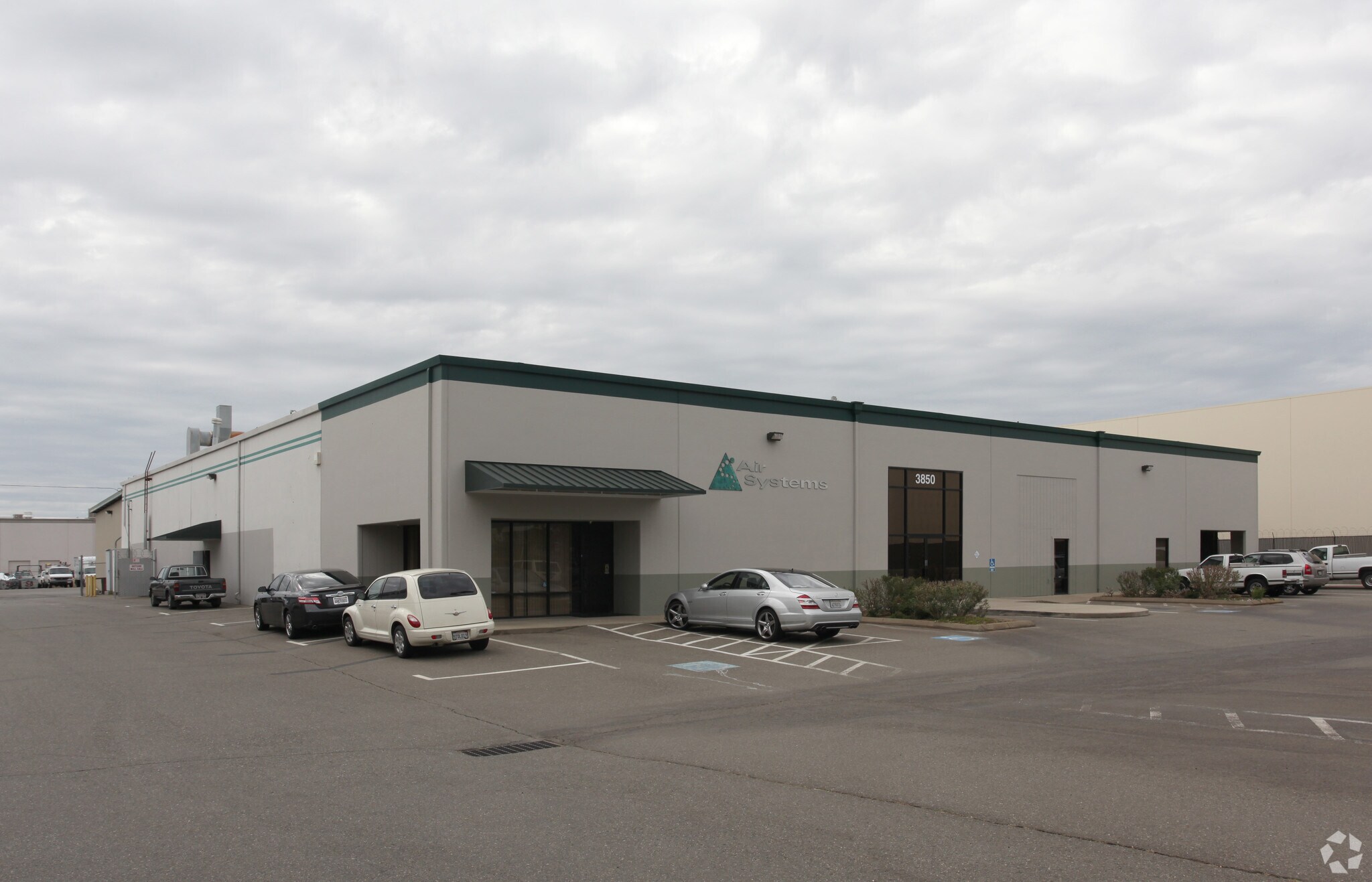 3850 Happy Ln, Sacramento, CA à louer Photo principale– Image 1 sur 11