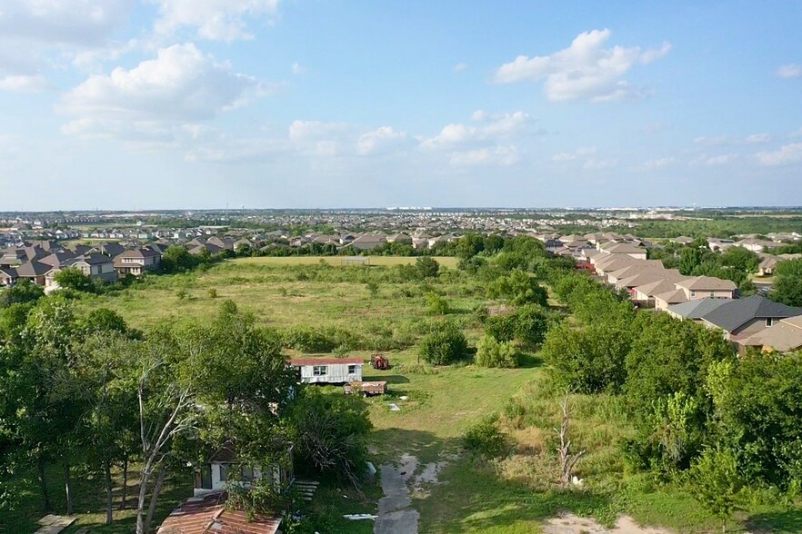 3304 E Howard Ln, Manor, TX à vendre - Photo de l’immeuble – Image 2 sur 6