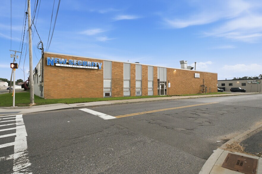 315 Ralph Ave, Copiague, NY à vendre - Photo de l’immeuble – Image 2 sur 46