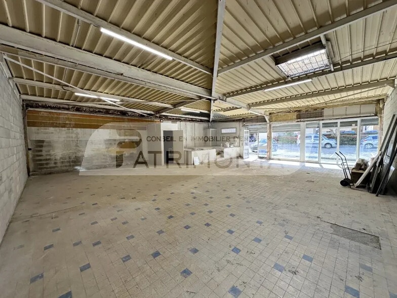 Local d'activités dans Aubagne à vendre - Photo de l’immeuble – Image 2 sur 4