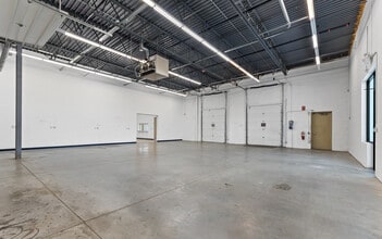 5705 W Old Shakopee Rd, Bloomington, MN à louer Photo de l’immeuble– Image 2 sur 5