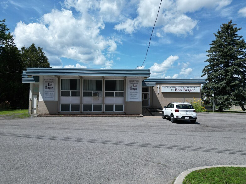 3775 St Joseph Blvd, Ottawa, ON à vendre - Photo de l’immeuble – Image 3 sur 11