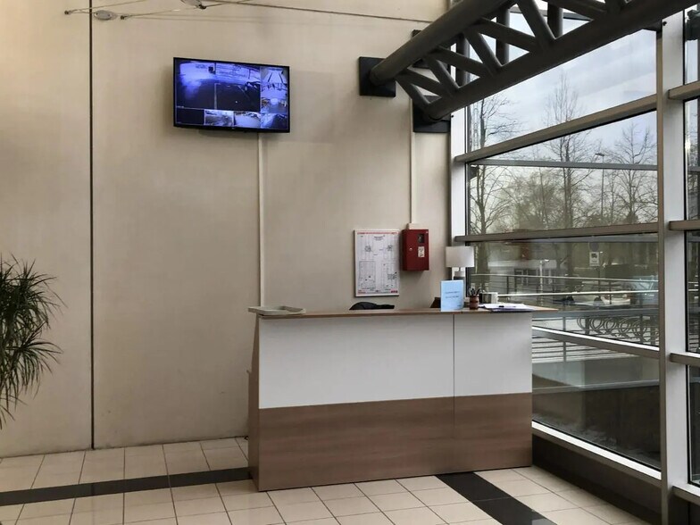 Bureau dans Poissy à louer - Photo de l’immeuble – Image 2 sur 12
