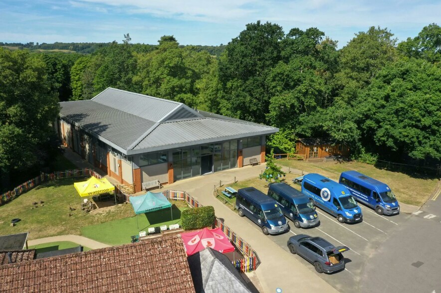 Hullbrook Ln, Guildford à vendre - Photo de l’immeuble – Image 2 sur 13