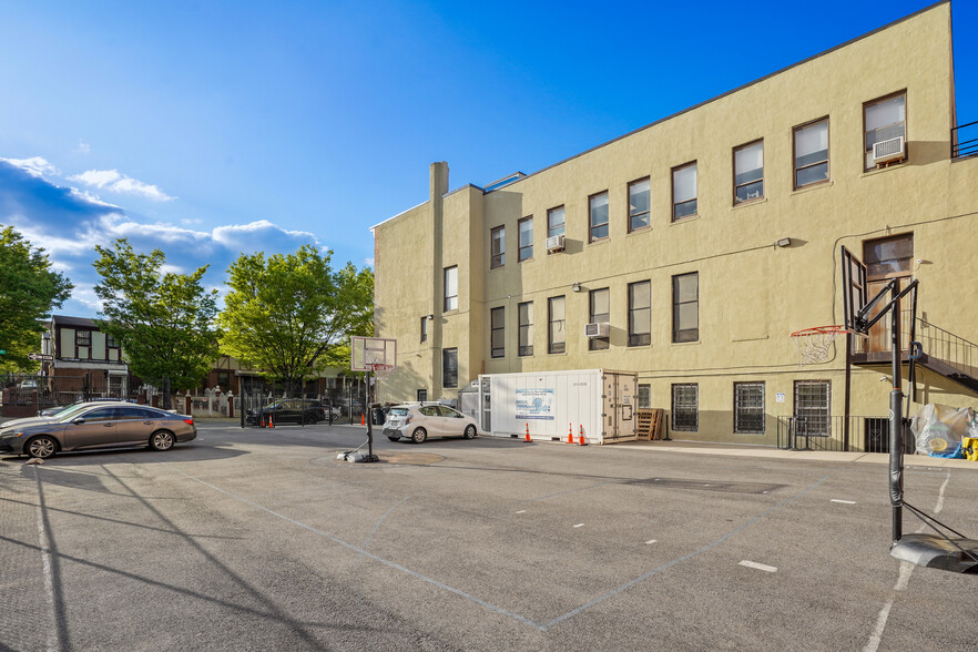 860 FOREST Ave, Bronx, NY à louer - Photo de l’immeuble – Image 3 sur 11