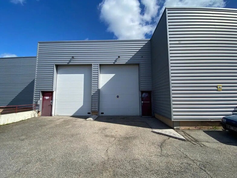 Local d’activités dans Brignais à louer - Photo de l’immeuble – Image 1 sur 10