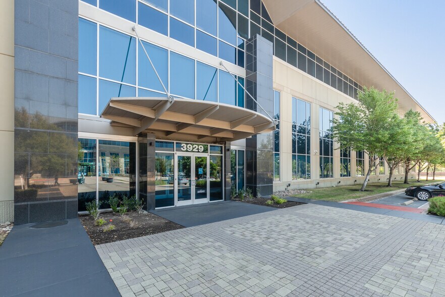 3929 W John Carpenter Fwy, Irving, TX à louer - Photo de l’immeuble – Image 2 sur 11