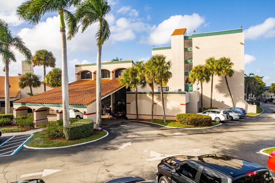 1901 Palm Beach Lakes Blvd, West Palm Beach, FL à louer - Photo principale – Image 1 sur 4