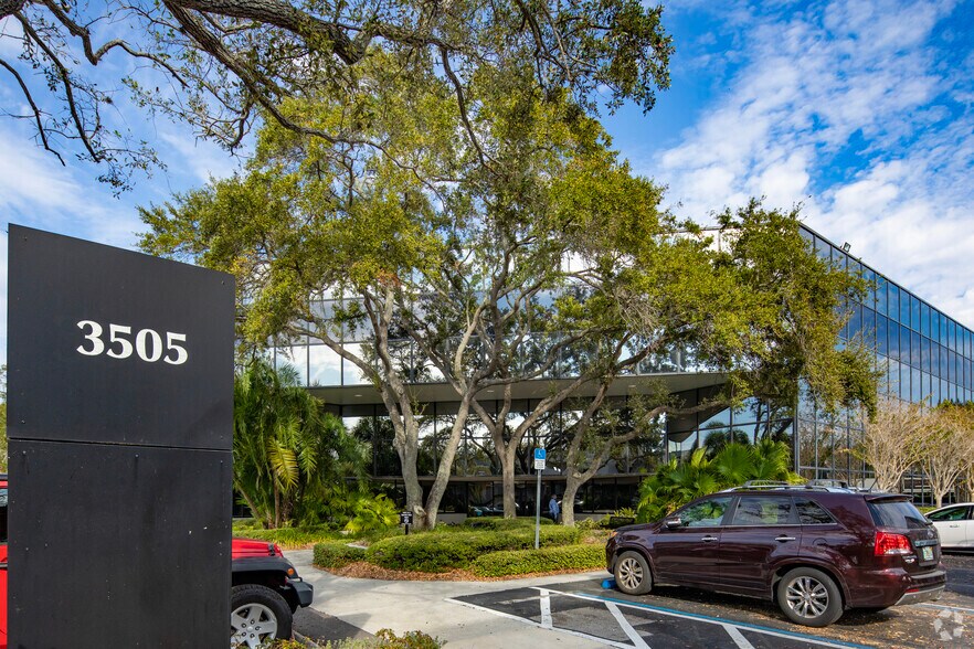 3505 E Frontage Rd, Tampa, FL à louer - Photo de l’immeuble – Image 2 sur 18