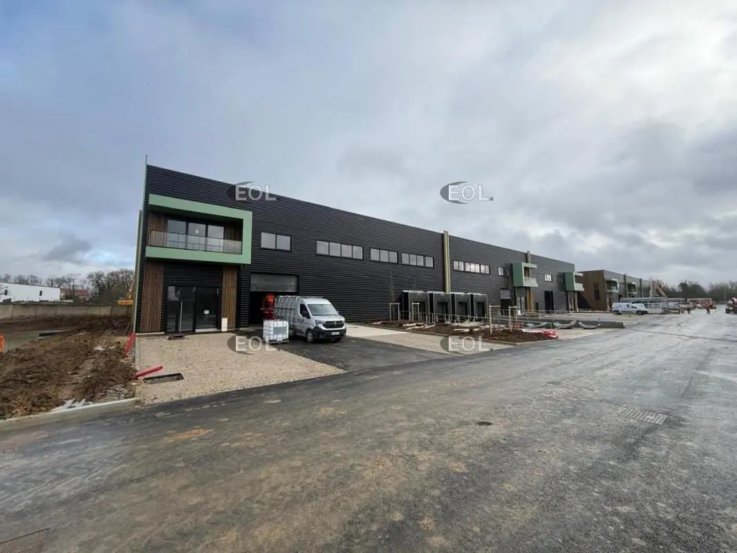 Local d’activités dans La Queue-en-Brie à louer Photo de l’immeuble– Image 1 sur 10