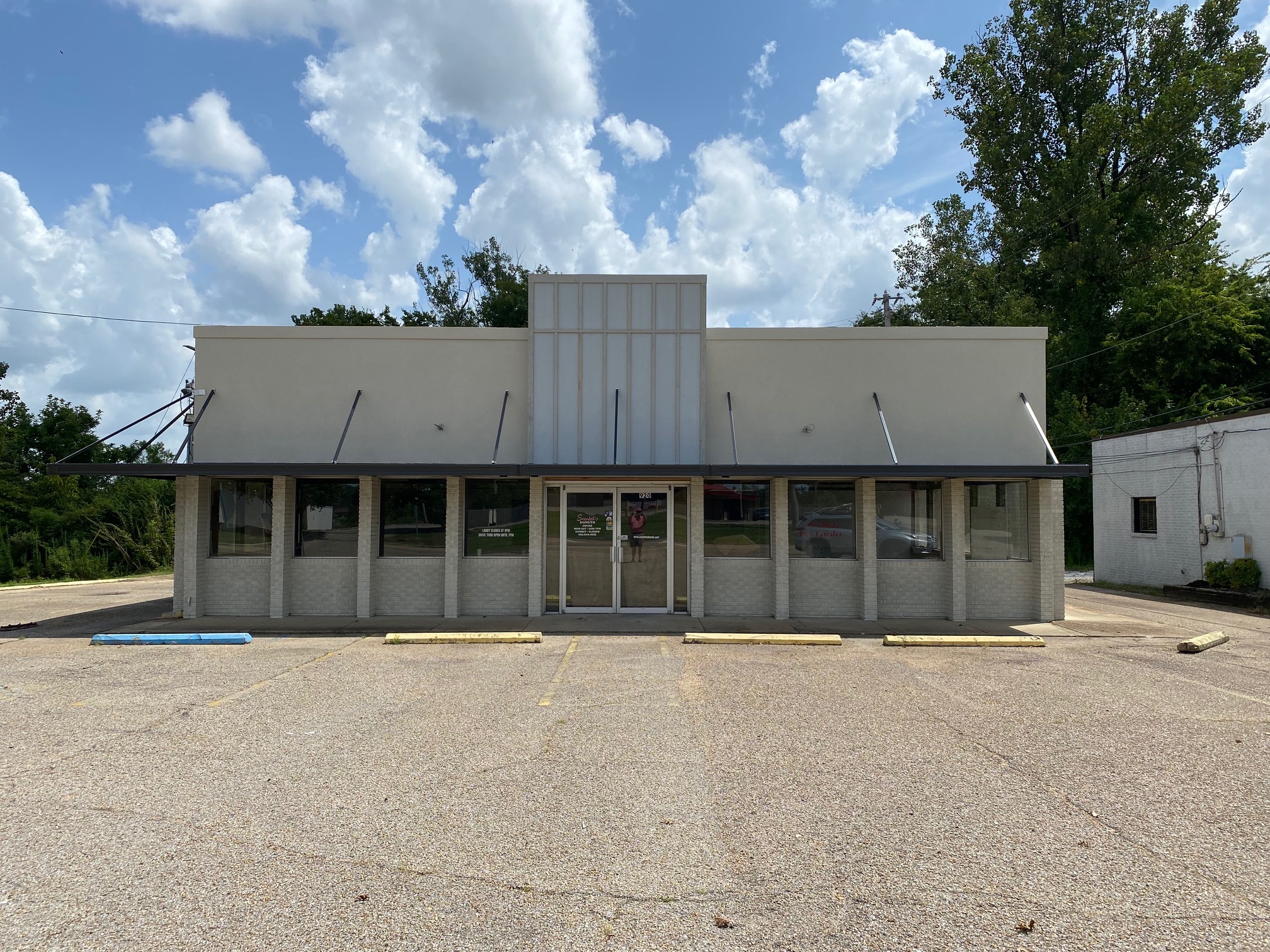 920 S Gloster St, Tupelo, MS à louer Photo de l’immeuble– Image 1 sur 12